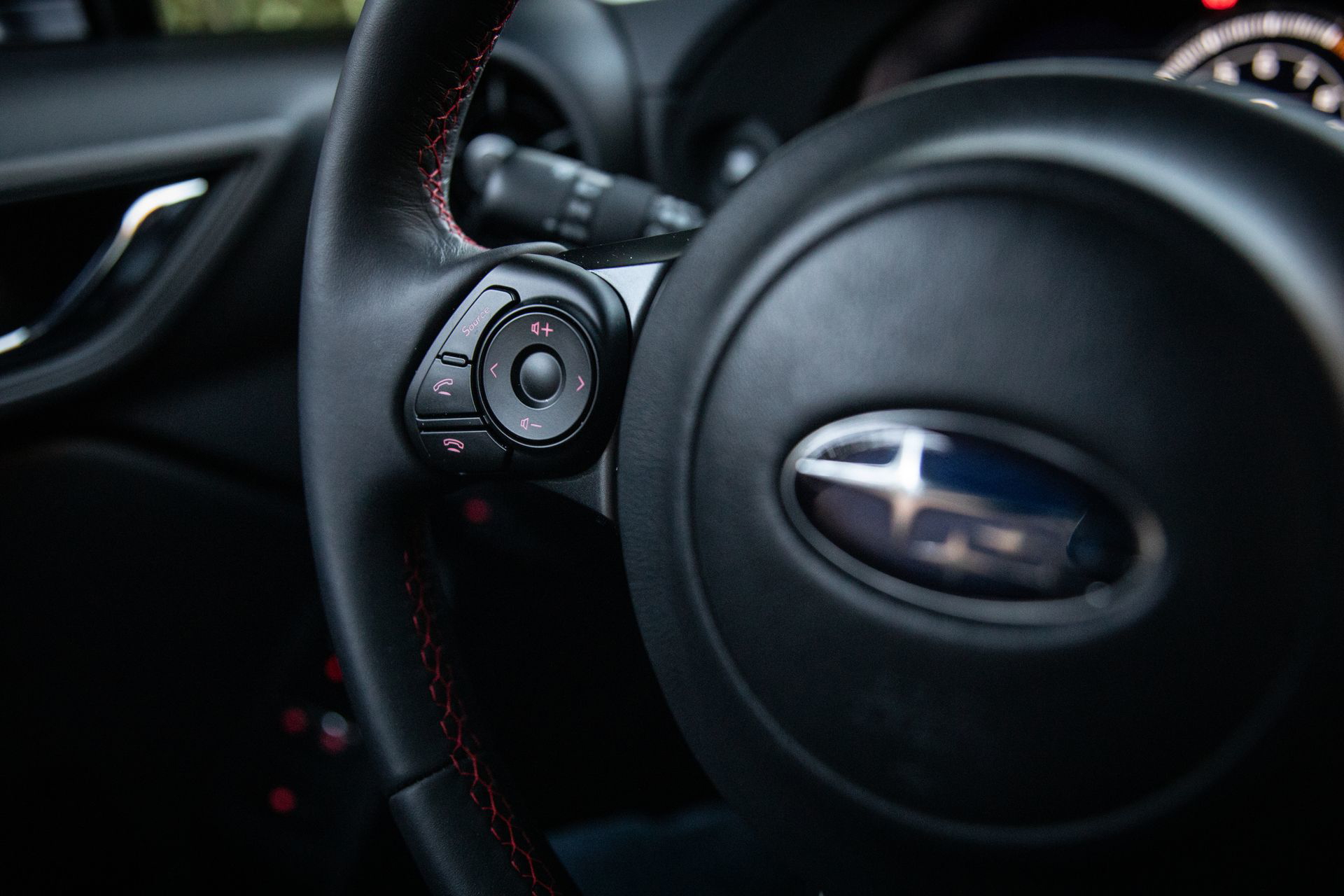 Volante con logotipo de Subaru y mandos integrados.