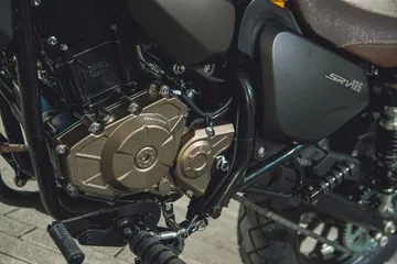 Visión detallada del propulsor del scooter QJ Motor SRV 125, eficiencia y economía.