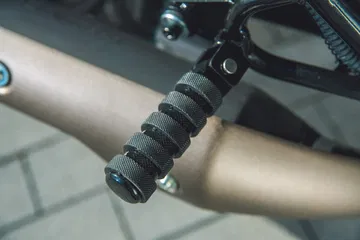 Vista parcial del puño acelerador de la QJ Motor SRV 125.