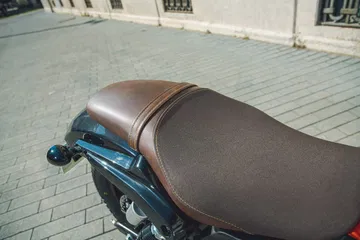 Scooter QJ Motor SRV 125 con asiento marrón y acabados en azul, compacta y elegante.