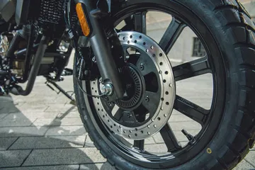 Rueda delantera con freno de disco del scooter QJMotor SRV 125.