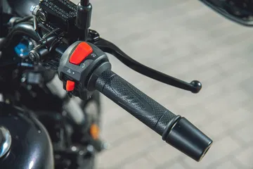 Detalle mandos QJ Motor SRV 125, ergonomía y diseño funcional