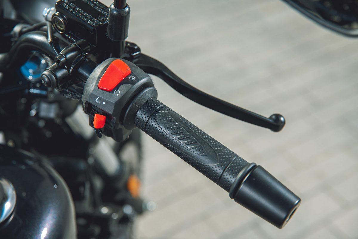 Detalle mandos QJ Motor SRV 125, ergonomía y diseño funcional