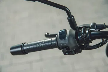 Vista detallada de los mandos en el manillar de la QJ Motor SRV 125.