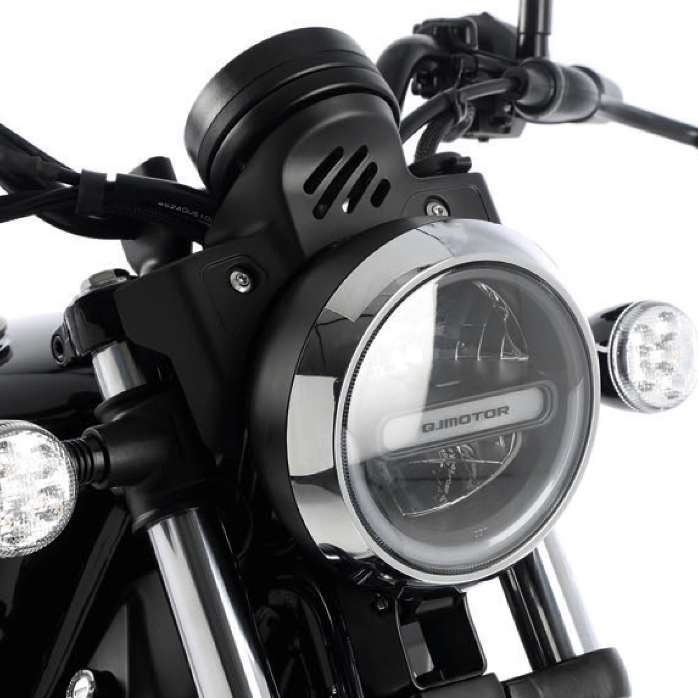 Vista delantera de la QJ Motor SRV 125 destacando su faro redondo y luces LED.