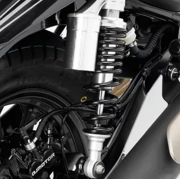 Suspensión trasera de QJ Motor SRV 125, robusta y eficiente.