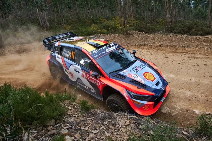 Vehículo número 11, un Toyota, dando un espectáculo en el TC1 del Rally de Portugal 2024.
