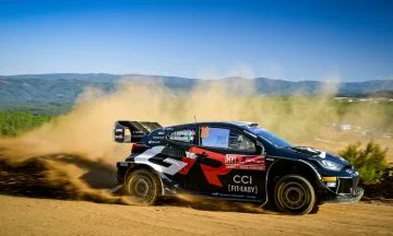 Imagen dinámica de un Ford Fiesta WRC en acción durante el Rally de Portugal 2024.