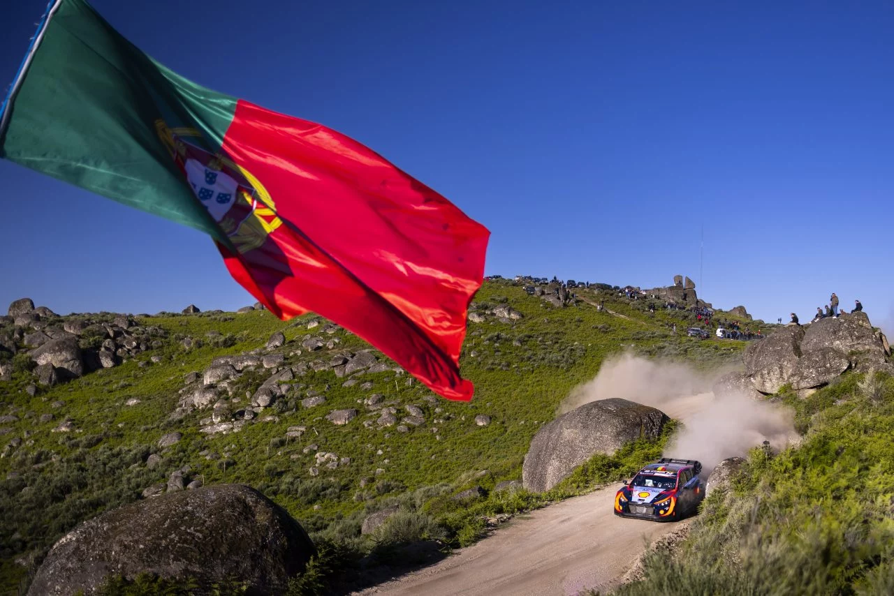 Vista dinámica del coche compitiendo en el Rally de Portugal, WRC 2024.