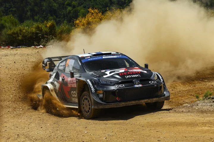 Toyota Yaris WRC deslizándose en una curva con maestría y precisión en el Rally de Portugal.