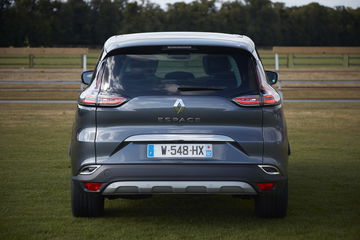 Vista trasera del Renault Espace, diseño moderno y luces LED característicos.