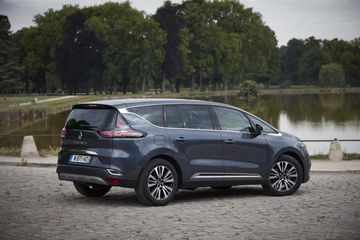 Monovolumen Renault con diseño espacial y capacidad para siete ocupantes.