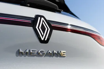 Vista detallada del logo e insignia traseros del Renault Mégane. Vista detallada del logo e insignia traseros del Renault Mégane.