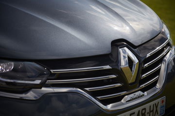 Icono francés reinventado, capó y parrilla Renault en detalle
