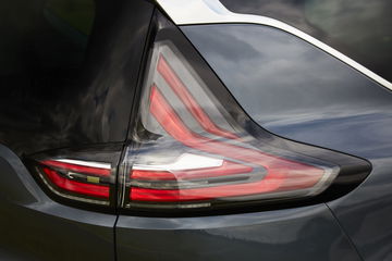 Vista detallada del diseño vanguardista de los faros traseros de Renault.