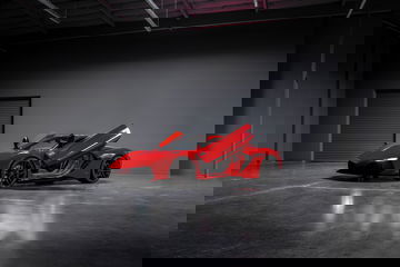 El Rezvani Beast presenta puertas de ala de gaviota abiertas, diseño agresivo y vanguardista.