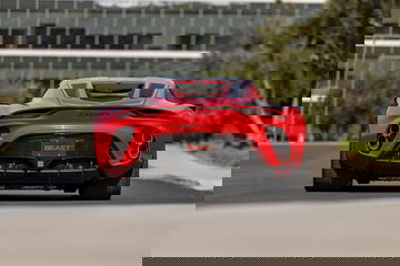 Vista trasera de Rezvani Beast, con destacados sistemas de defensa activa.