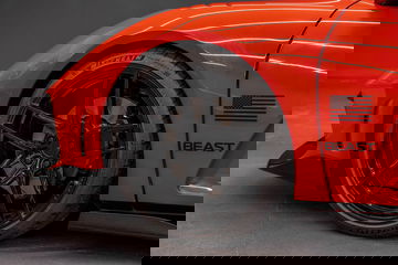Detalle de la rueda lateral de un Rezvani Beast con diseño agresivo