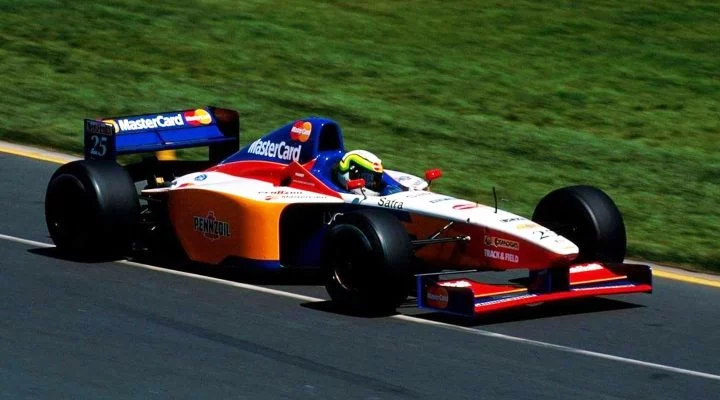 Lola T97/30 en plena acción durante la temporada 1997 de F1.