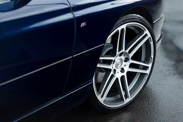 Llanta y perfil lateral del BMW Serie 8 con diseño impactante.