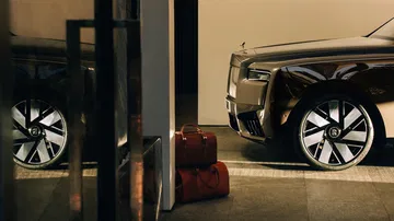 La majestuosidad del Rolls-Royce Cullinan 2024 perfilado con elegancia.
