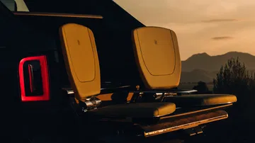 La trasera del Rolls-Royce Cullinan muestra su lujo y diseño actualizado.