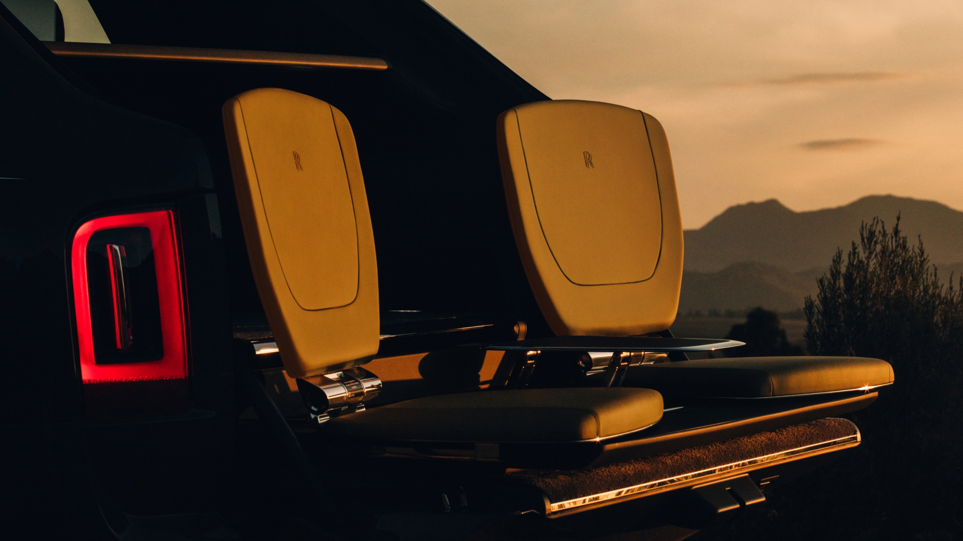 La trasera del Rolls-Royce Cullinan muestra su lujo y diseño actualizado.