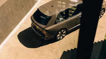 Vista aérea del Rolls-Royce Cullinan mostrando su lujoso diseño y proporciones imponentes.