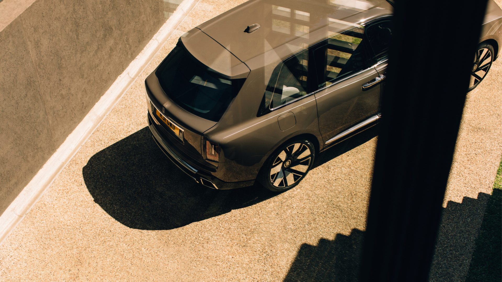 Vista aérea del Rolls-Royce Cullinan mostrando su lujoso diseño y proporciones imponentes.