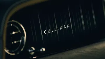 Detalle insignia iluminada Rolls-Royce Cullinan