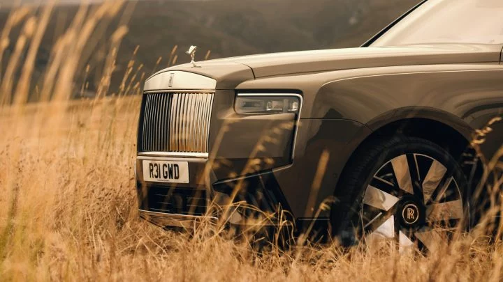 El Rolls-Royce Cullinan 2024 muestra su perfil lujoso y robusto.