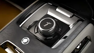 Visión cercana del motor V12 del Rolls-Royce Cullinan 2024, símbolo de poder