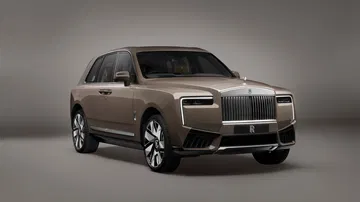 Vista imponente del Rolls-Royce Cullinan 2024, lujo y poder en cada línea.