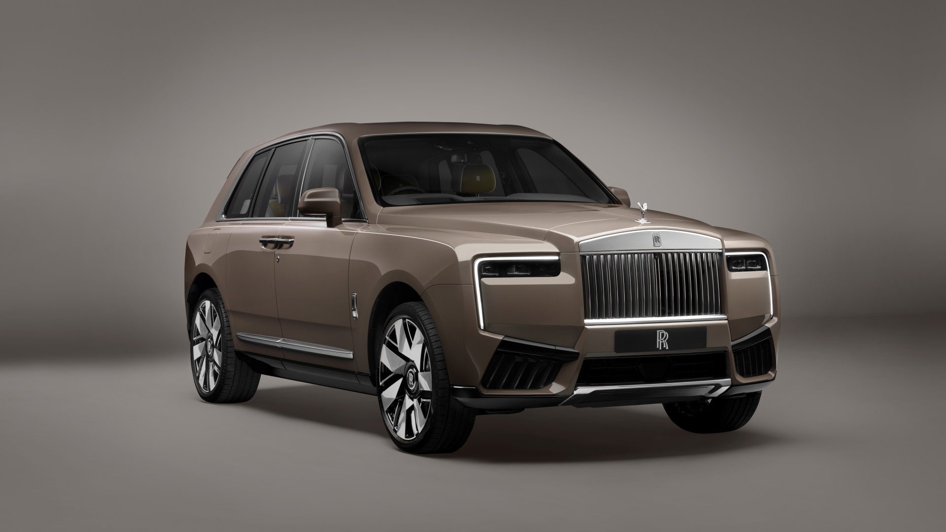 Vista imponente del Rolls-Royce Cullinan 2024, lujo y poder en cada línea.
