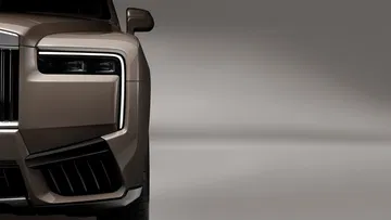 Vista lateral de Rolls-Royce Cullinan 2024 destacando su diseño
