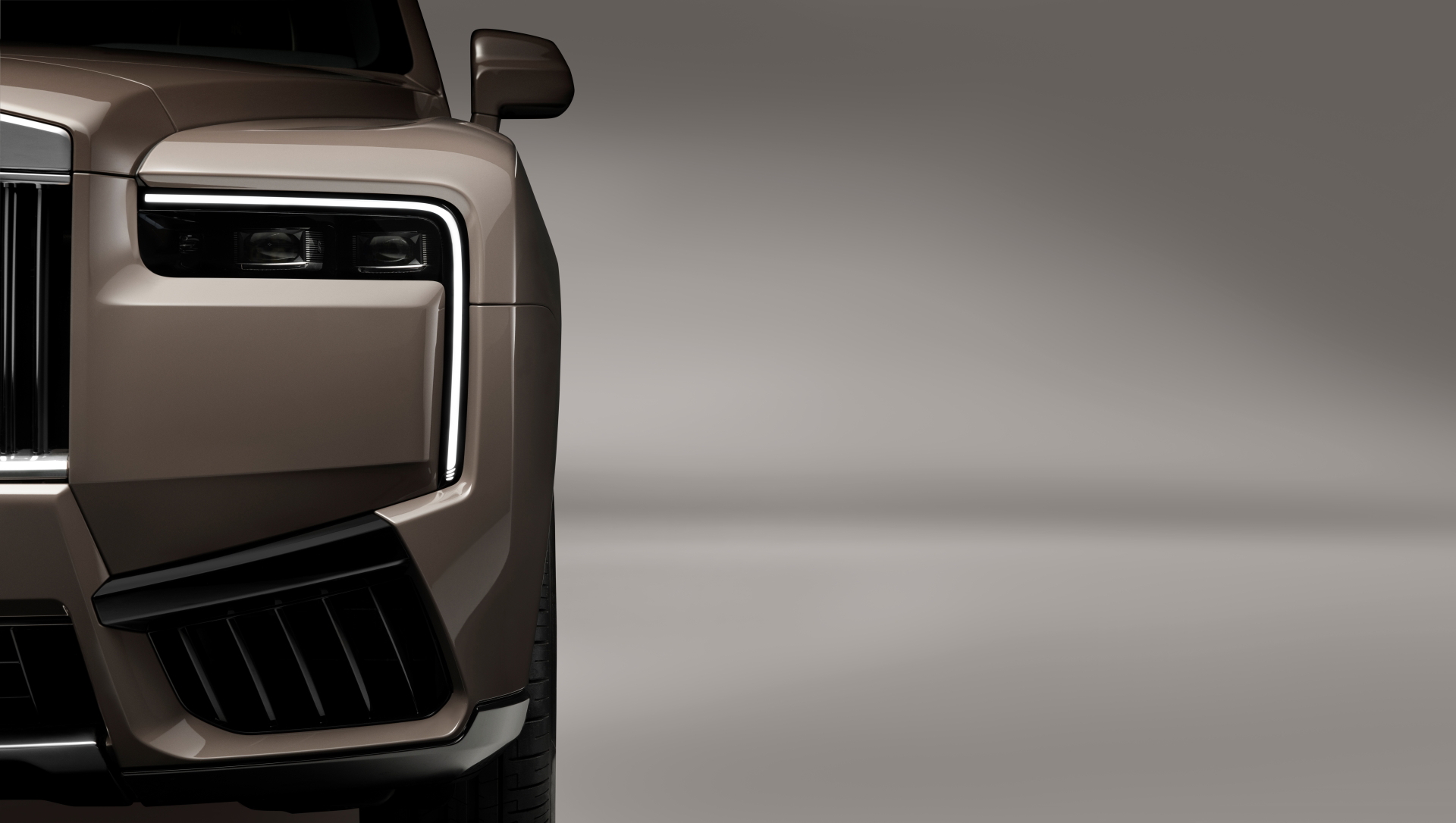 Vista lateral de Rolls-Royce Cullinan 2024 destacando su diseño