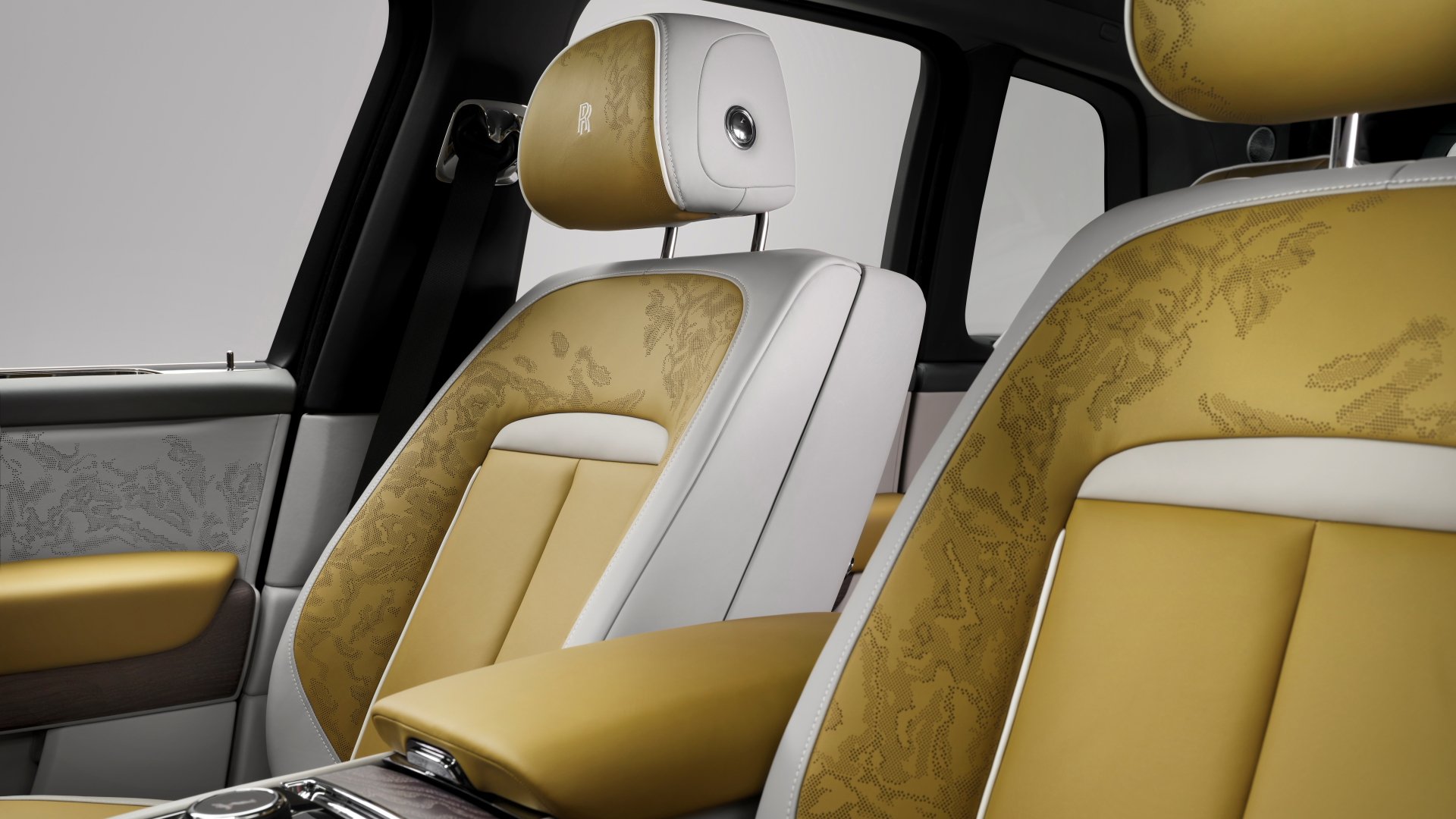 Habitáculo del Rolls-Royce Cullinan 2024, mostrando su exuberante cuero y acabados de lujo.