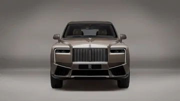 Imponente vista frontal del Rolls-Royce Cullinan 2024, lujo y poder en cada línea.