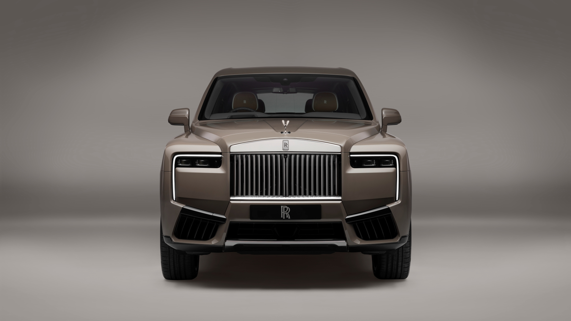 Imponente vista frontal del Rolls-Royce Cullinan 2024, lujo y poder en cada línea.