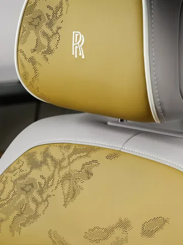 Acabados ornamentales y suntuosos en los asientos del Rolls-Royce Cullinan.
