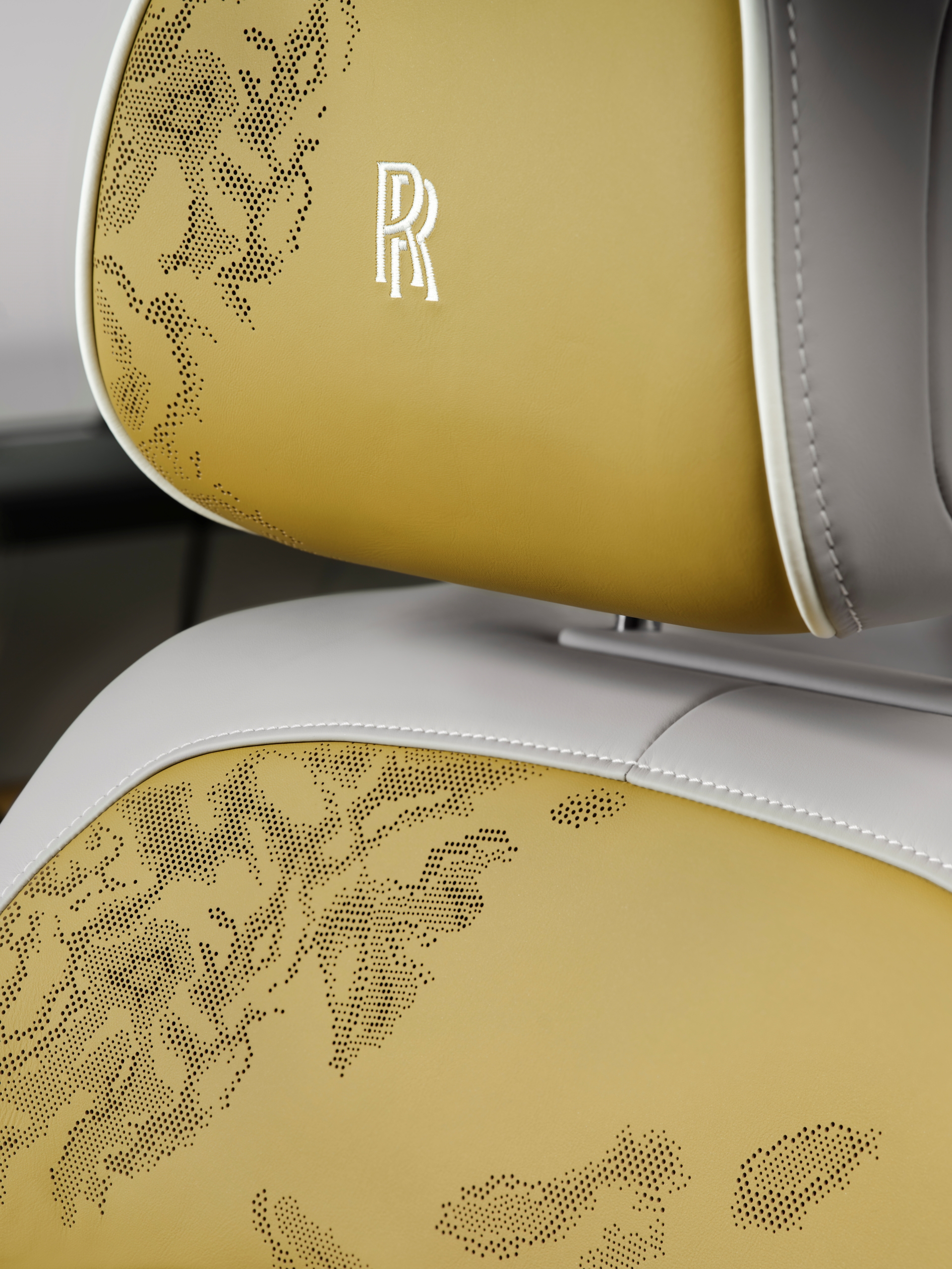 Acabados ornamentales y suntuosos en los asientos del Rolls-Royce Cullinan.