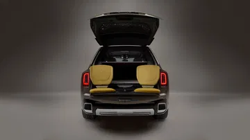 Vista trasera de un Rolls-Royce Cullinan 2024, destacando su diseño renovado y lujo característico.