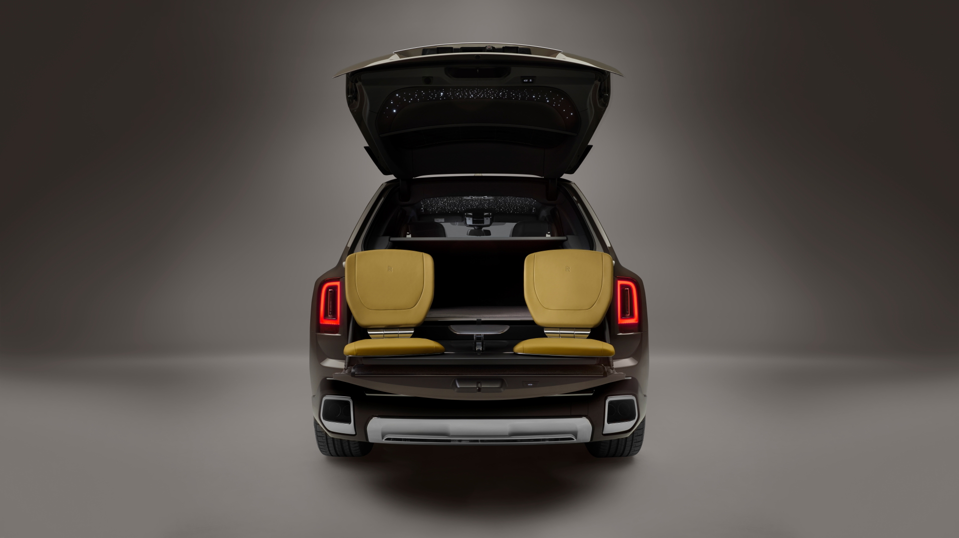 Vista trasera de un Rolls-Royce Cullinan 2024, destacando su diseño renovado y lujo característico.
