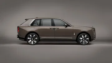 Rollos Royce Cullinan 2024 en visión lateral, opulencia sobre ruedas.