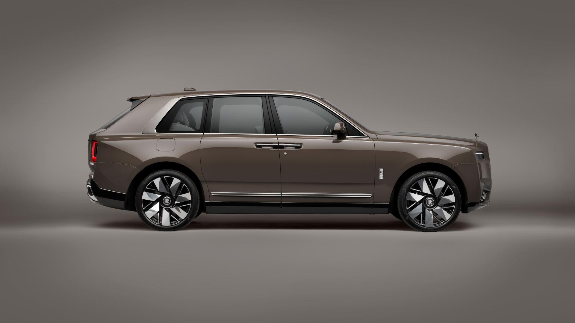 Rollos Royce Cullinan 2024 en visión lateral, opulencia sobre ruedas.