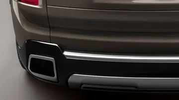 Vista parcial trasera del Rolls-Royce Cullinan 2024 resaltando su diseño y calidad.