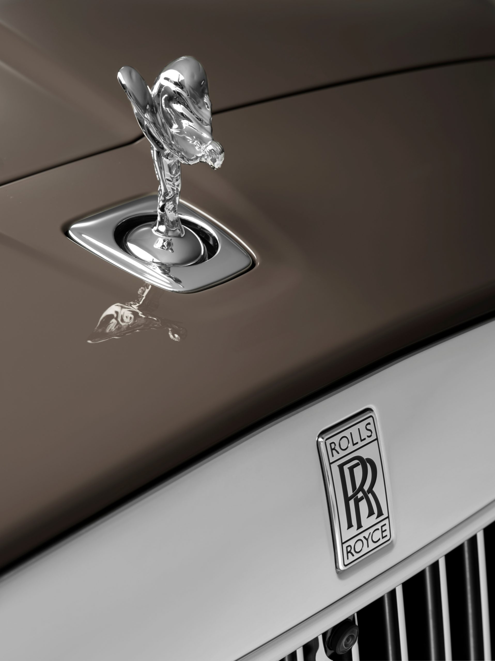 Vista emblemática del Espíritu del Éxtasis del Rolls-Royce Cullinan 2024.