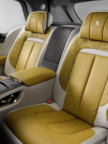 Lujosos asientos de cuero bicolores del Rolls-Royce Cullinan 2024