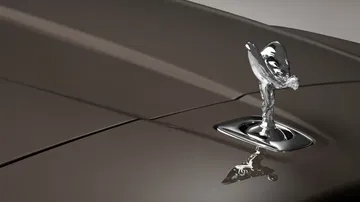 Emblema icónico del Rolls-Royce Cullinan 2024
