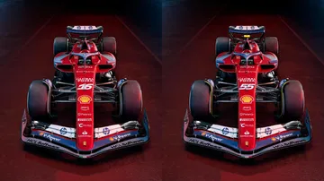 Monoplaza F1 equipo Ferrari, vista frontal y lateral en pista.